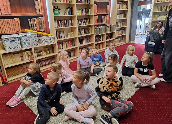 Grafika 4: Zajęcia czytelnicze dla pierwszaków i uroczyste pasowanie na czytelnika Biblioteki Szkolnej w Wicku