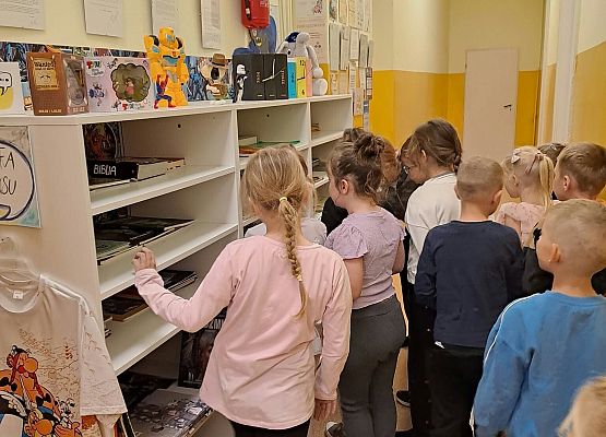 Grafika 7: Zajęcia czytelnicze dla pierwszaków i uroczyste pasowanie na czytelnika Biblioteki Szkolnej w Wicku