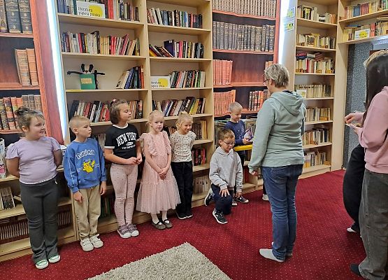 Grafika 9: Zajęcia czytelnicze dla pierwszaków i uroczyste pasowanie na czytelnika Biblioteki Szkolnej w Wicku