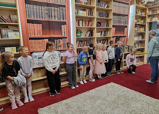 Grafika 8: Zajęcia czytelnicze dla pierwszaków i uroczyste pasowanie na czytelnika Biblioteki Szkolnej w Wicku