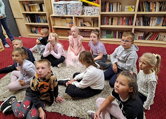 Grafika 10: Zajęcia czytelnicze dla pierwszaków i uroczyste pasowanie na czytelnika Biblioteki Szkolnej w Wicku
