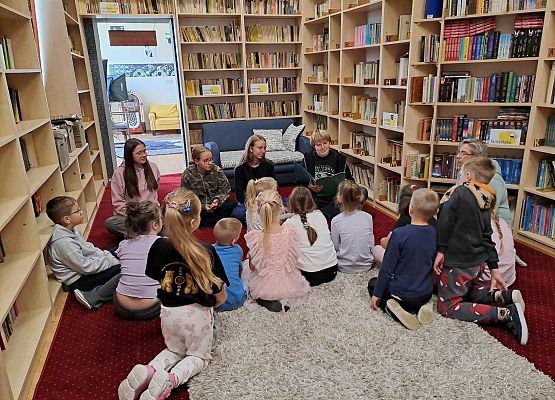 Grafika 11: Zajęcia czytelnicze dla pierwszaków i uroczyste pasowanie na czytelnika Biblioteki Szkolnej w Wicku