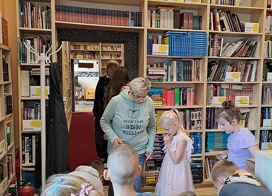 Grafika 12: Zajęcia czytelnicze dla pierwszaków i uroczyste pasowanie na czytelnika Biblioteki Szkolnej w Wicku