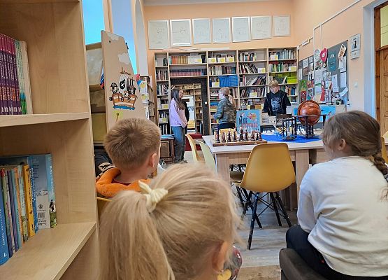 Grafika 13: Zajęcia czytelnicze dla pierwszaków i uroczyste pasowanie na czytelnika Biblioteki Szkolnej w Wicku