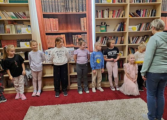 Grafika 14: Zajęcia czytelnicze dla pierwszaków i uroczyste pasowanie na czytelnika Biblioteki Szkolnej w Wicku