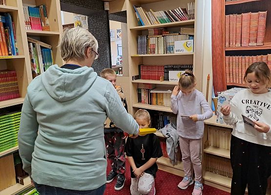 Grafika 15: Zajęcia czytelnicze dla pierwszaków i uroczyste pasowanie na czytelnika Biblioteki Szkolnej w Wicku