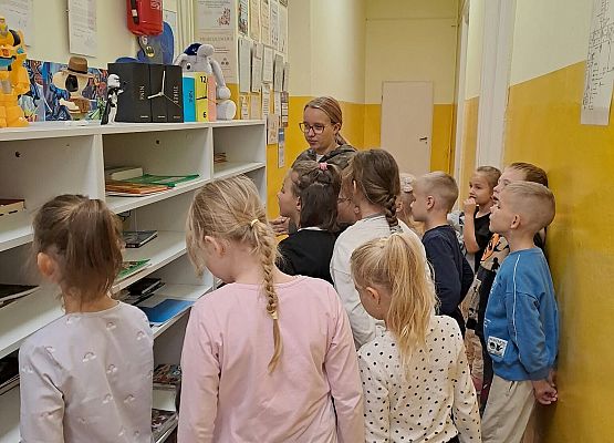 Grafika 16: Zajęcia czytelnicze dla pierwszaków i uroczyste pasowanie na czytelnika Biblioteki Szkolnej w Wicku