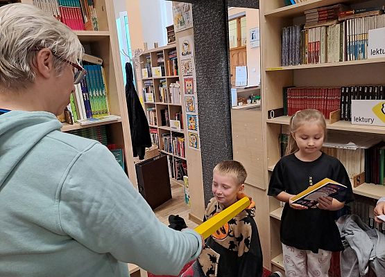 Grafika 17: Zajęcia czytelnicze dla pierwszaków i uroczyste pasowanie na czytelnika Biblioteki Szkolnej w Wicku