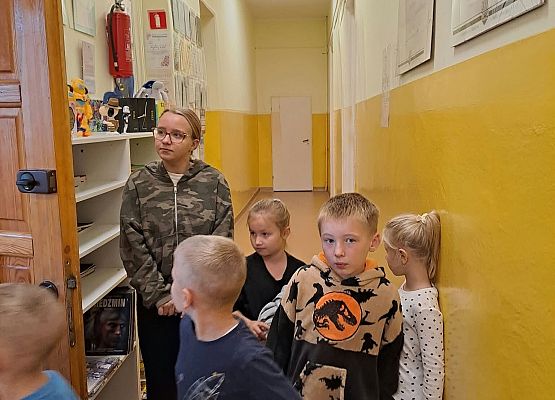 Grafika 18: Zajęcia czytelnicze dla pierwszaków i uroczyste pasowanie na czytelnika Biblioteki Szkolnej w Wicku