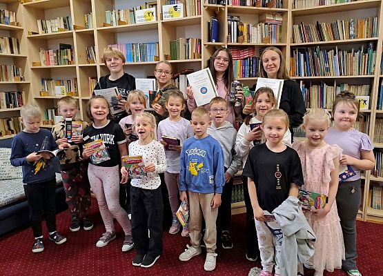 Grafika 19: Zajęcia czytelnicze dla pierwszaków i uroczyste pasowanie na czytelnika Biblioteki Szkolnej w Wicku