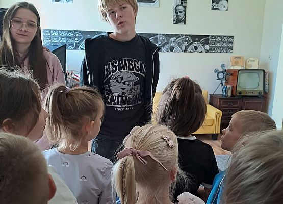 Grafika 20: Zajęcia czytelnicze dla pierwszaków i uroczyste pasowanie na czytelnika Biblioteki Szkolnej w Wicku