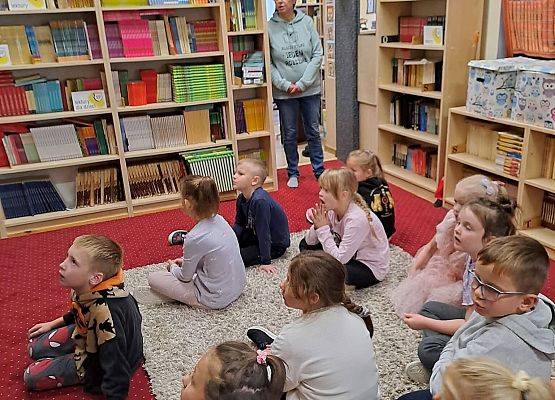 Grafika 21: Zajęcia czytelnicze dla pierwszaków i uroczyste pasowanie na czytelnika Biblioteki Szkolnej w Wicku