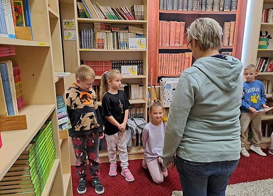 Grafika 22: Zajęcia czytelnicze dla pierwszaków i uroczyste pasowanie na czytelnika Biblioteki Szkolnej w Wicku