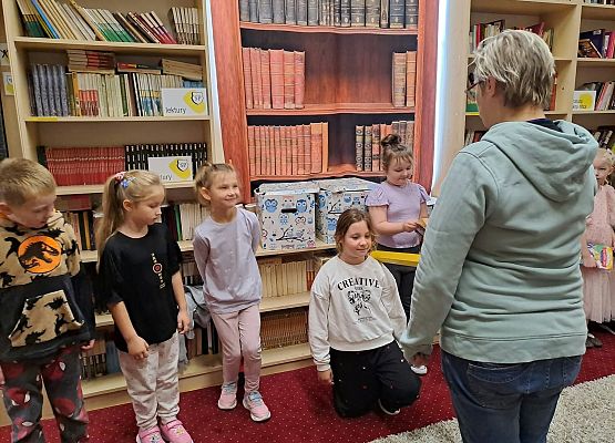 Grafika 23: Zajęcia czytelnicze dla pierwszaków i uroczyste pasowanie na czytelnika Biblioteki Szkolnej w Wicku
