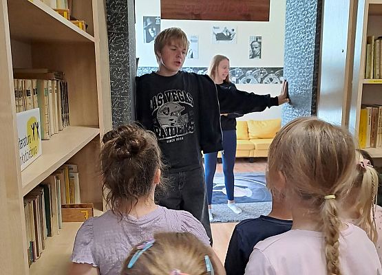 Grafika 24: Zajęcia czytelnicze dla pierwszaków i uroczyste pasowanie na czytelnika Biblioteki Szkolnej w Wicku