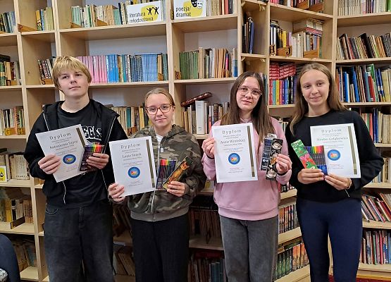 Grafika 25: Zajęcia czytelnicze dla pierwszaków i uroczyste pasowanie na czytelnika Biblioteki Szkolnej w Wicku