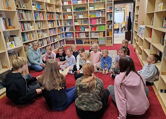 Grafika 1: Zajęcia czytelnicze dla pierwszaków i uroczyste pasowanie na czytelnika Biblioteki Szkolnej w Wicku