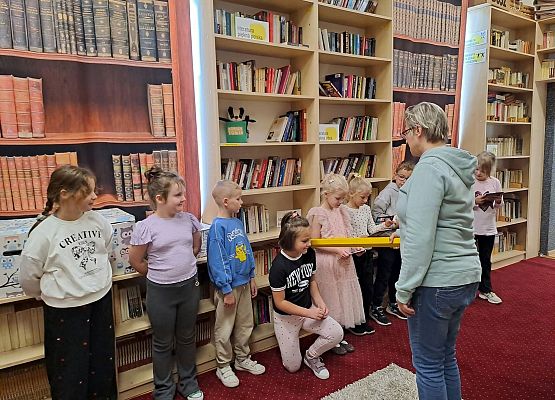 Grafika 27: Zajęcia czytelnicze dla pierwszaków i uroczyste pasowanie na czytelnika Biblioteki Szkolnej w Wicku