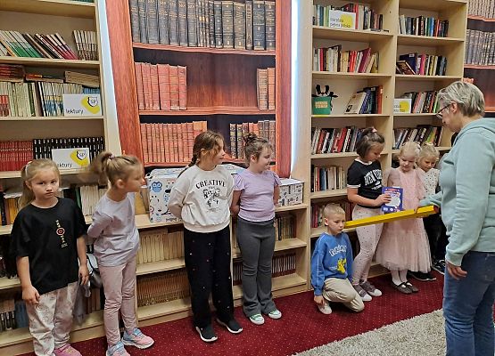 Grafika 29: Zajęcia czytelnicze dla pierwszaków i uroczyste pasowanie na czytelnika Biblioteki Szkolnej w Wicku