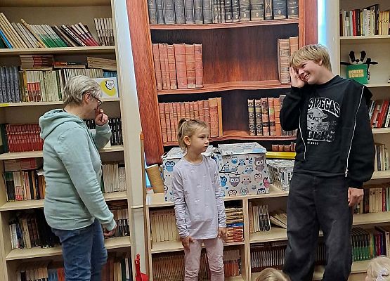 Grafika 30: Zajęcia czytelnicze dla pierwszaków i uroczyste pasowanie na czytelnika Biblioteki Szkolnej w Wicku