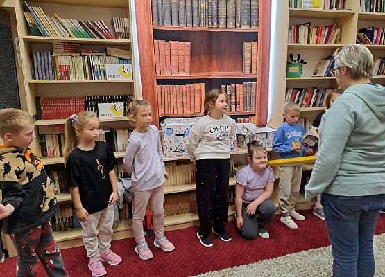 Grafika 32: Zajęcia czytelnicze dla pierwszaków i uroczyste pasowanie na czytelnika Biblioteki Szkolnej w Wicku