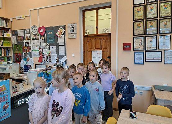 Grafika 33: Zajęcia czytelnicze dla pierwszaków i uroczyste pasowanie na czytelnika Biblioteki Szkolnej w Wicku