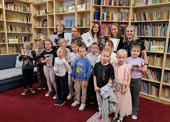 Grafika 34: Zajęcia czytelnicze dla pierwszaków i uroczyste pasowanie na czytelnika Biblioteki Szkolnej w Wicku