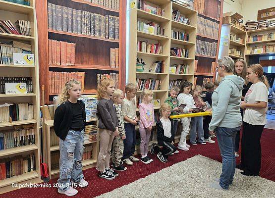 Grafika 50: Zajęcia czytelnicze dla pierwszaków i uroczyste pasowanie na czytelnika Biblioteki Szkolnej w Wicku