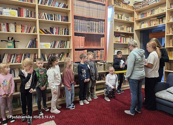 Grafika 69: Zajęcia czytelnicze dla pierwszaków i uroczyste pasowanie na czytelnika Biblioteki Szkolnej w Wicku
