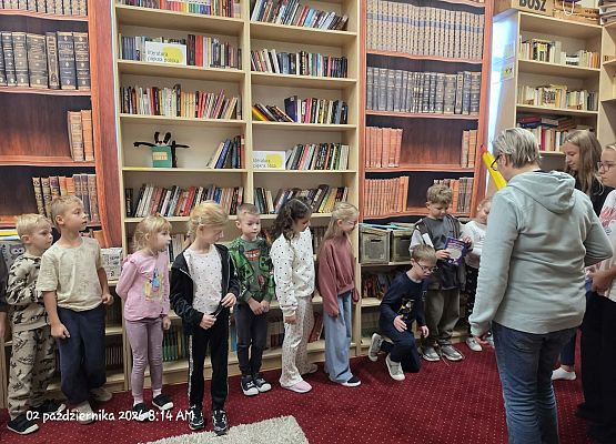 Grafika 70: Zajęcia czytelnicze dla pierwszaków i uroczyste pasowanie na czytelnika Biblioteki Szkolnej w Wicku