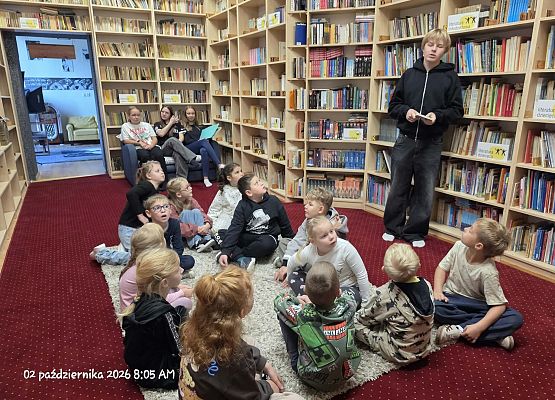 Grafika 72: Zajęcia czytelnicze dla pierwszaków i uroczyste pasowanie na czytelnika Biblioteki Szkolnej w Wicku