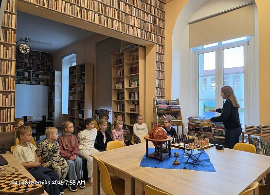 Grafika 73: Zajęcia czytelnicze dla pierwszaków i uroczyste pasowanie na czytelnika Biblioteki Szkolnej w Wicku
