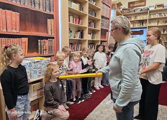 Grafika 76: Zajęcia czytelnicze dla pierwszaków i uroczyste pasowanie na czytelnika Biblioteki Szkolnej w Wicku