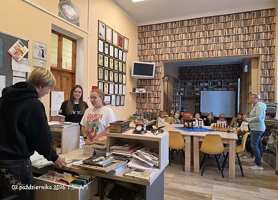 Grafika 77: Zajęcia czytelnicze dla pierwszaków i uroczyste pasowanie na czytelnika Biblioteki Szkolnej w Wicku
