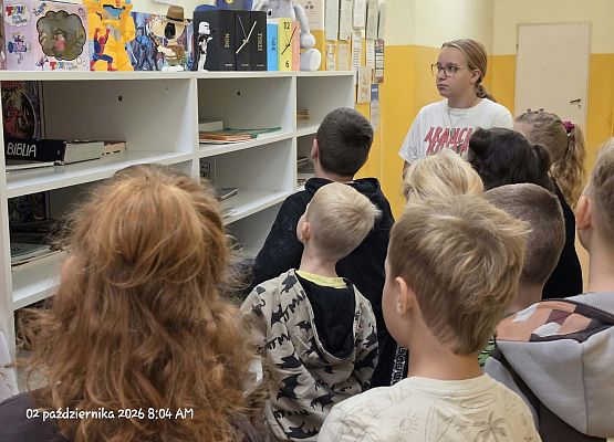 Grafika 75: Zajęcia czytelnicze dla pierwszaków i uroczyste pasowanie na czytelnika Biblioteki Szkolnej w Wicku